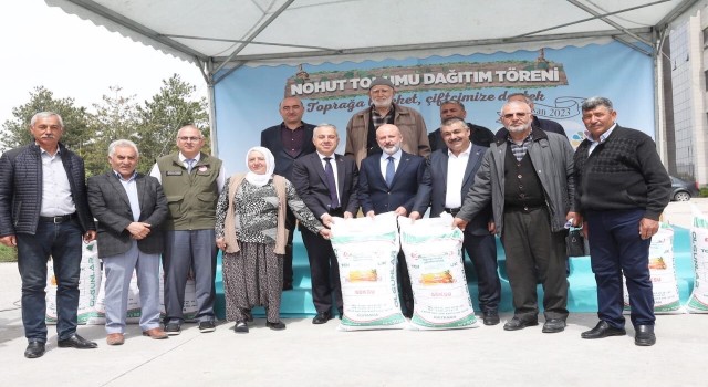 Kocasinan Belediyesi, çiftçiye beyaz sertifikalı 15 ton tohum dağıttı