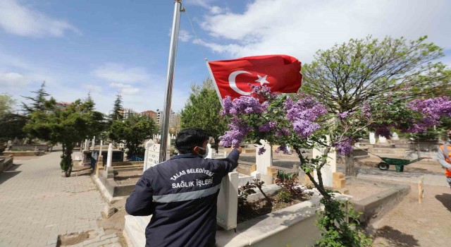Talas mezarlıklarına bayram temizliği