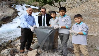 Başkan Öztürk öğrencilerle birlikte çevre temizliği yaptı