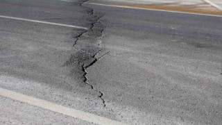 Niğde ve Konya depreminde Aksarayda yol ve araziler yarıldı
