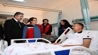 Bakan Yanık hastanede tedavisi süren depremzedeleri ziyaret etti
