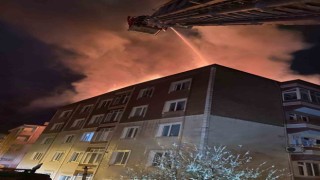 Çorluda apartmanın çatısı alev alev yandı