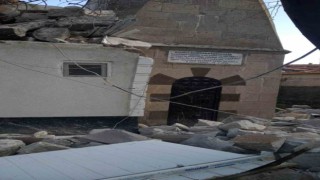 Kırşehirde cami minaresi şiddetli rüzgarda yıkıldı