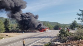 Muğlada seyir halindeki yolcu otobüsü alev alev yandı