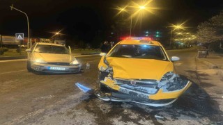 Nevşehirde ticari taksi ile otomobil çarpıştı: 3 yaralı