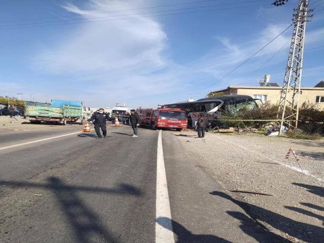 Kayseri'de yolcu otobüsü ve kamyon çarpışması sonucu birçok kişi yaralandı.