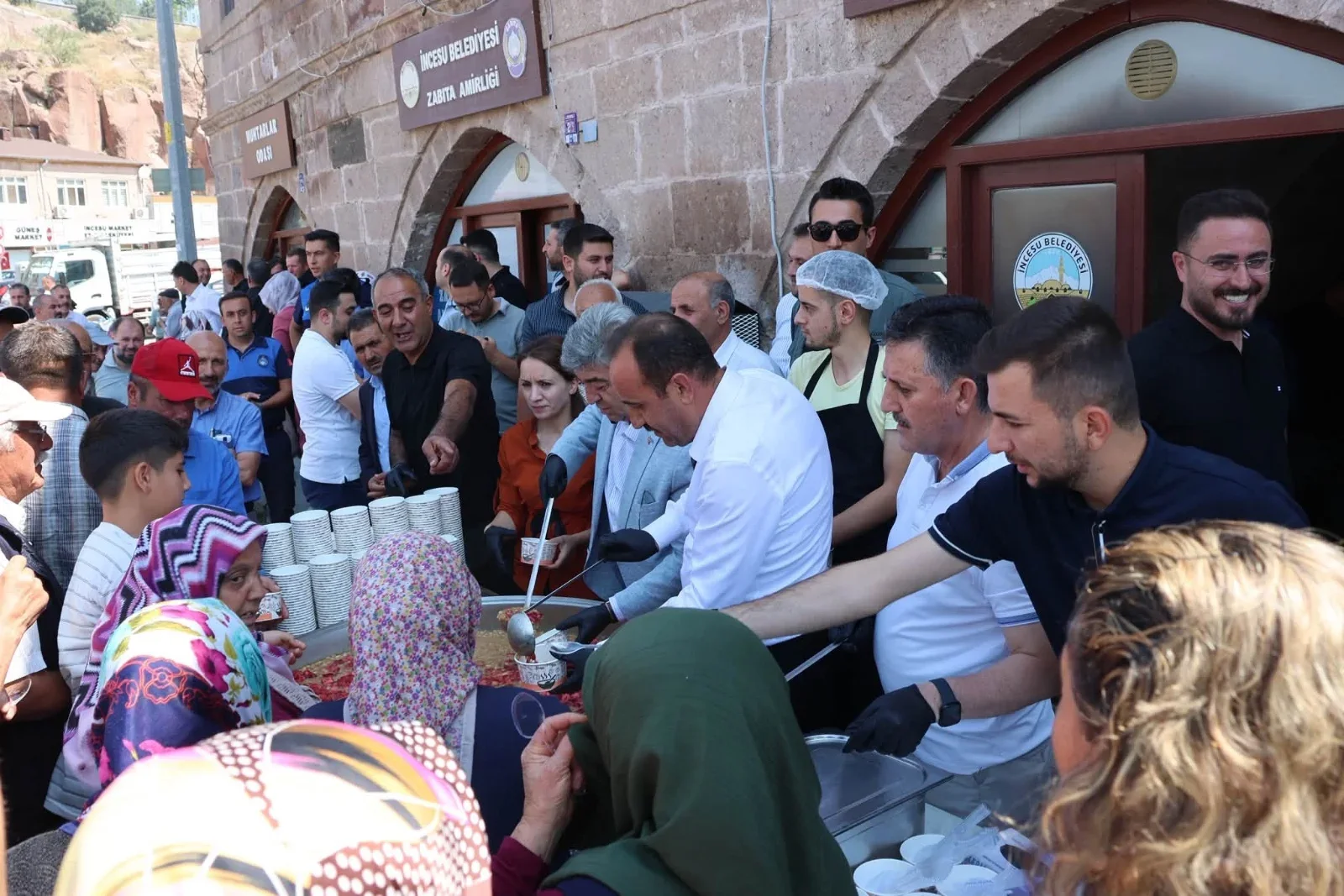 İncesu'da vatandaşlara aşure ikram edildi