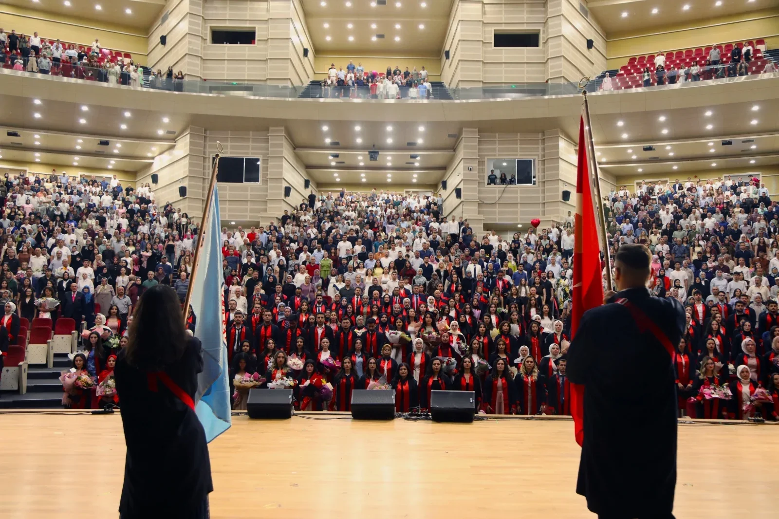 ERÜ Eğitim Fakültesi yeni mezunlarını verdi