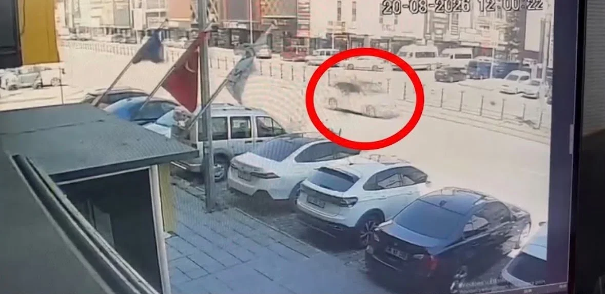 Otomobilin bisikletliye çarptığı kaza kamerada