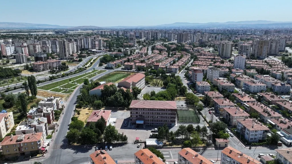 Kocasinan’da okul bahçeleri ve çevresinde çalışmalar aralıksız sürüyor