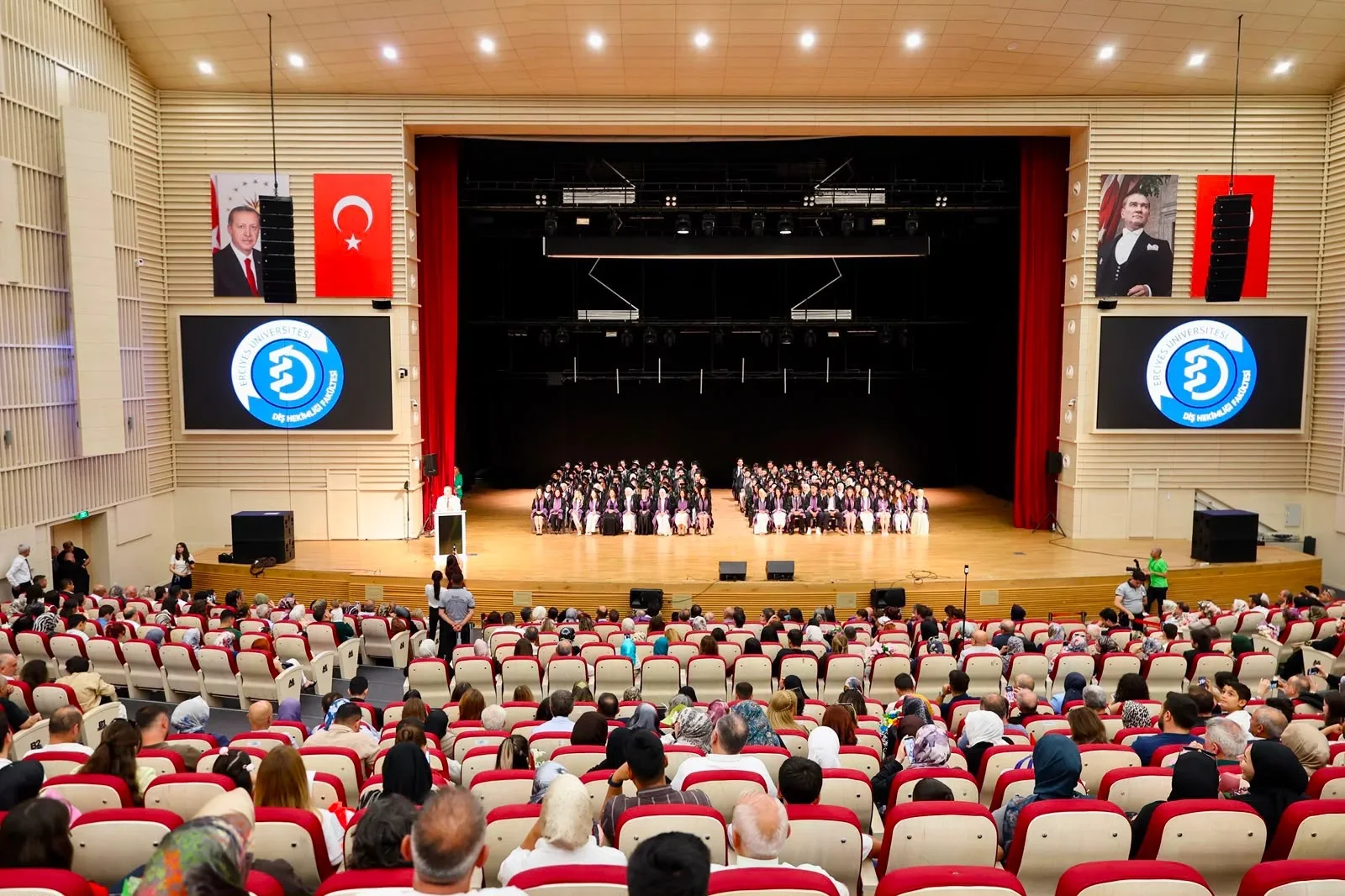 ERÜ Diş Hekimliği Fakültesi 17. Dönem Mezunlarını Verdi