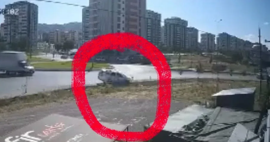 Otomobil kaldırımdaki yayaya çarptı; o anlar kamerada