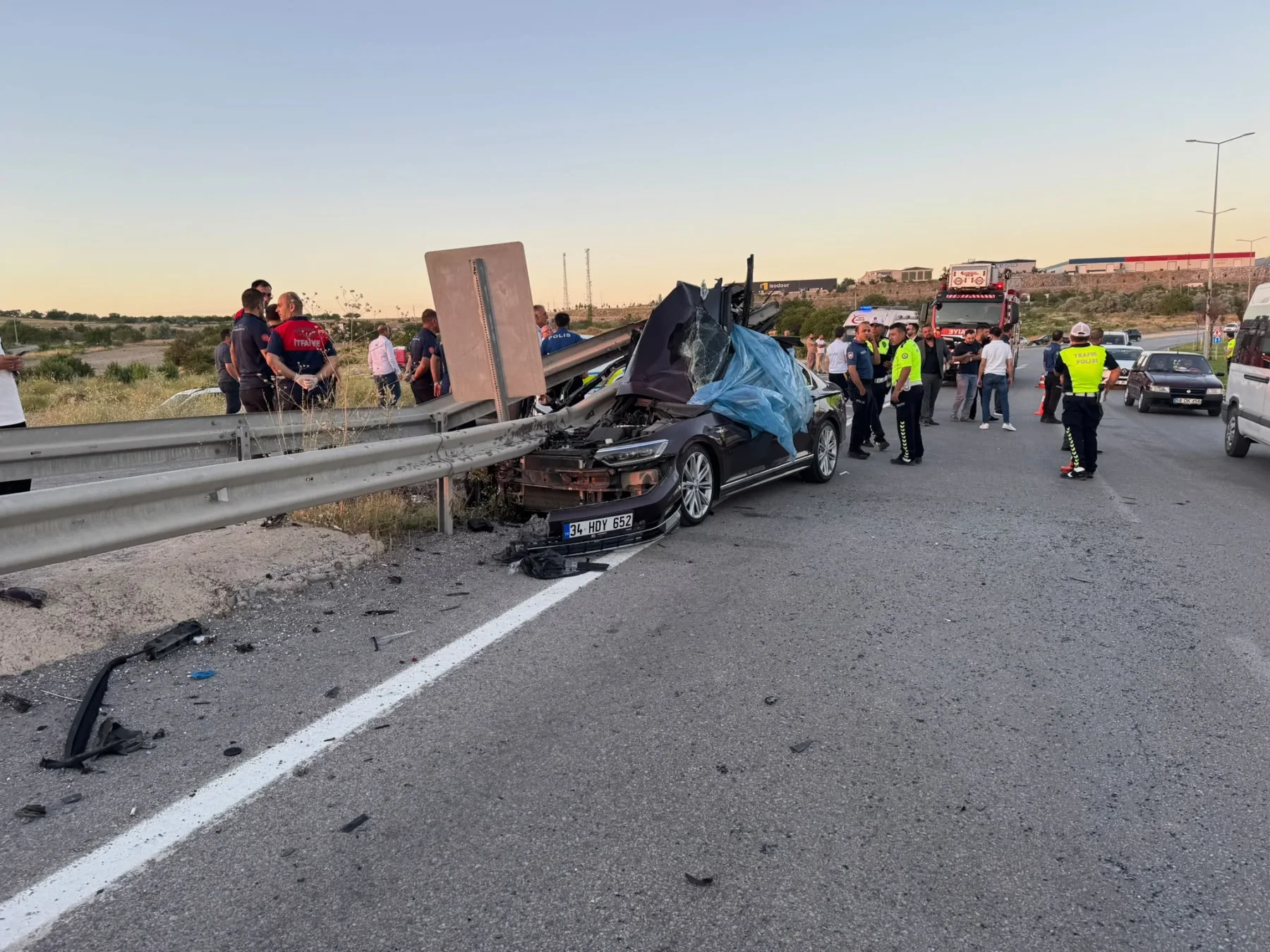 Düğün konvoyundaki otomobil bariyere çarptı: 1 ölü, 3 yaralı