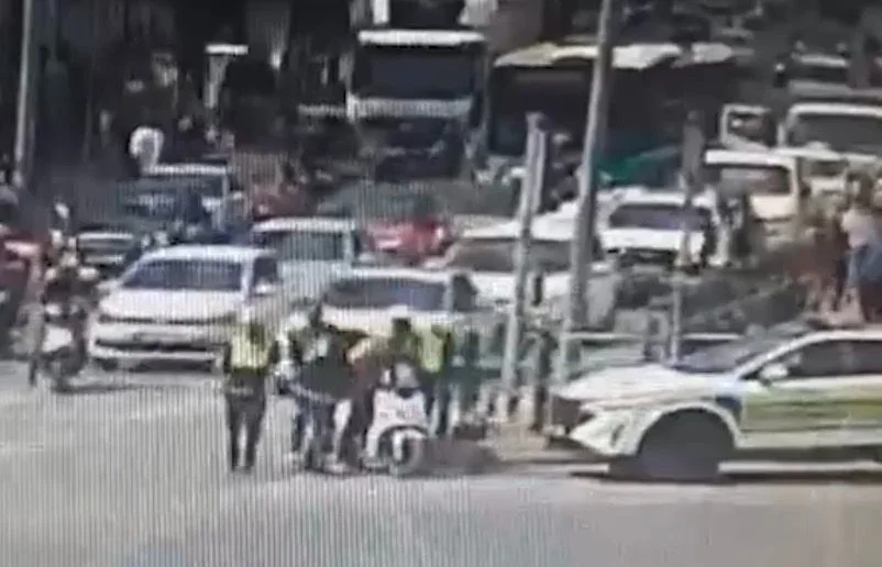Polis, boğazına cisim kaçan kuryeyi Heimlich manevrası ile kurtardı