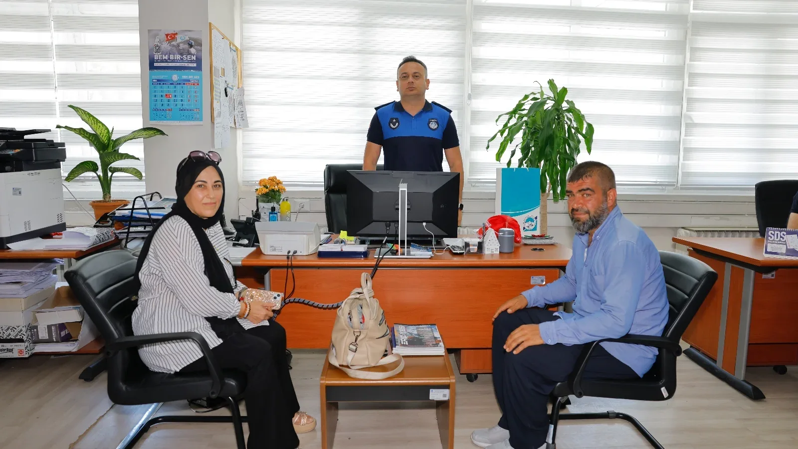 Cumhuriyet Meydanı'nda bulunan içi döviz dolu cüzdan sahibine teslim edildi