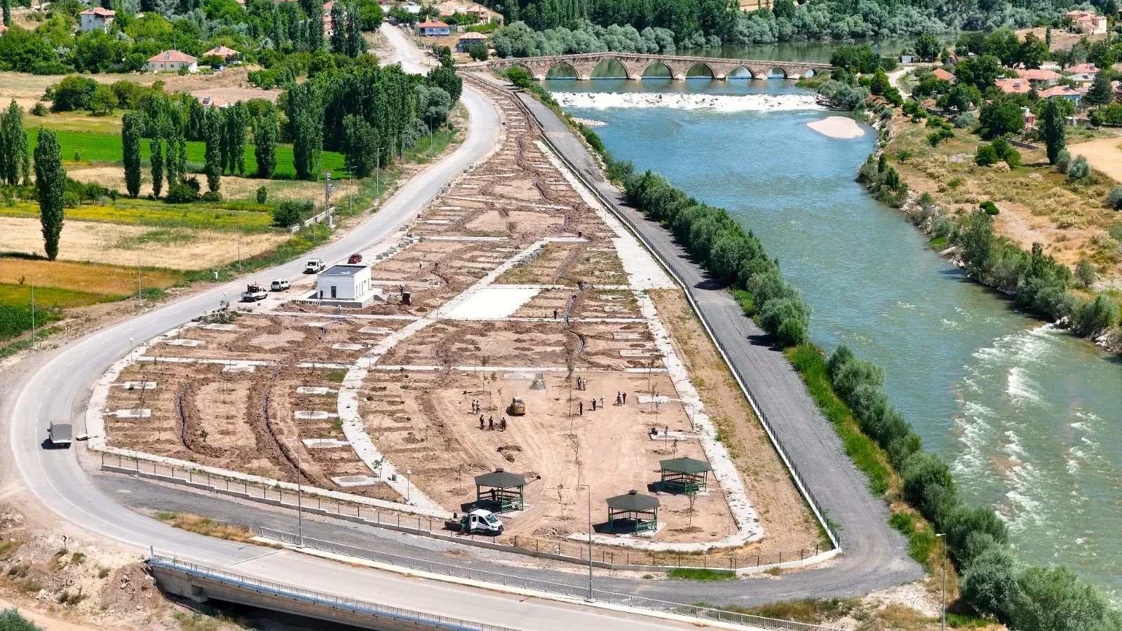 Şahruh Köprüsü yanına 25 bin metrekarelik rekreasyon alanı yapılıyor