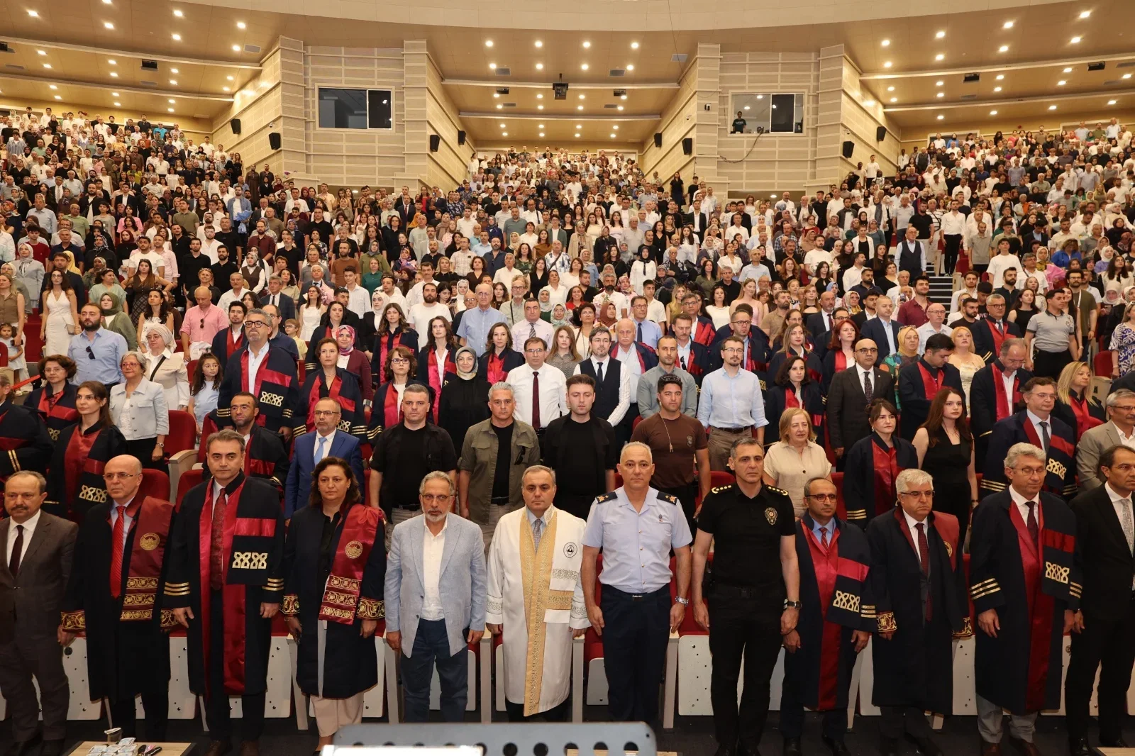 ERÜ Tıp Fakültesi 52. Dönem Mezunlarını Verdi