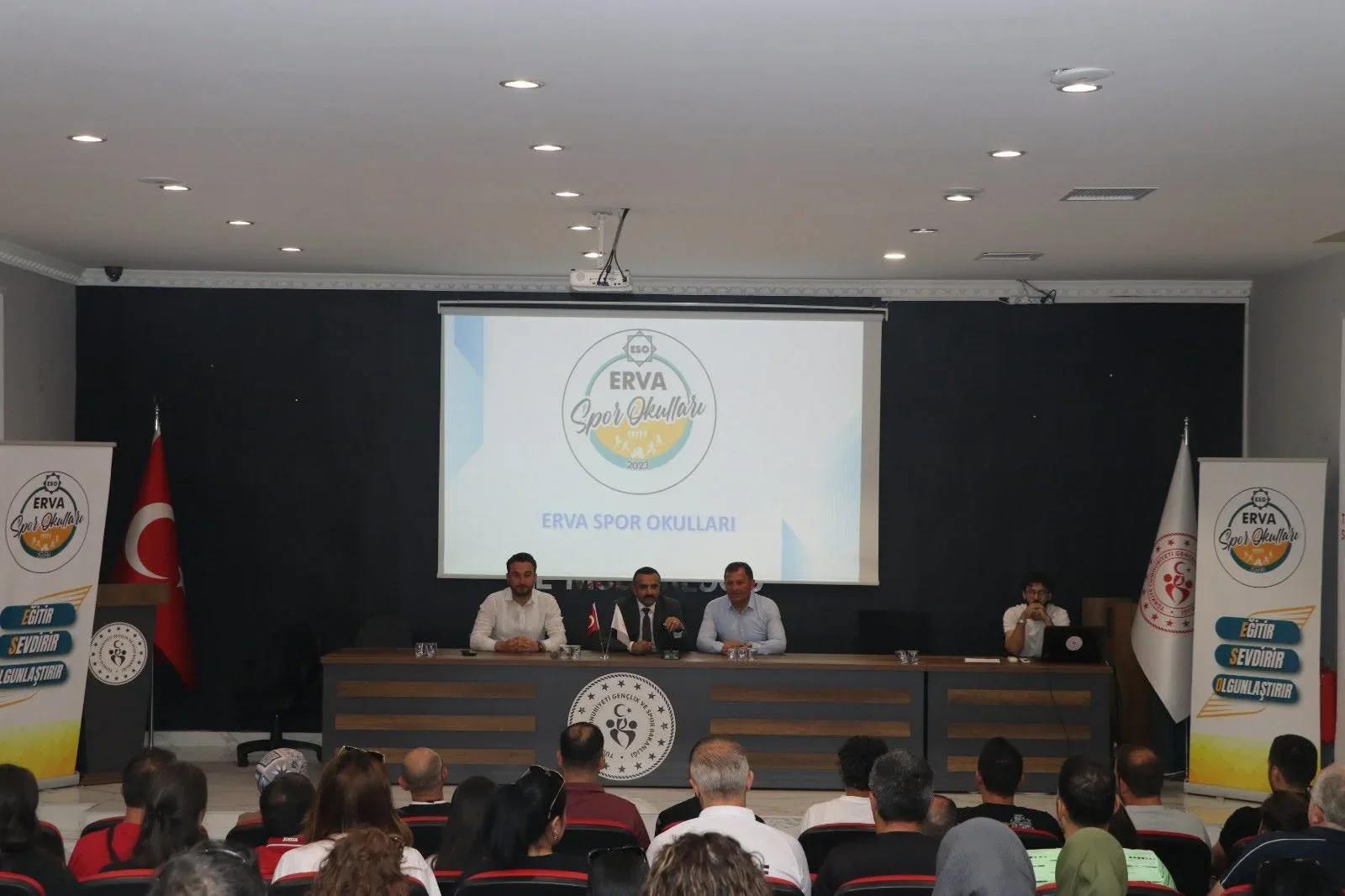 ERVA Spor Okulları antrenörleriyle değerlendirme toplantısı düzenlendi