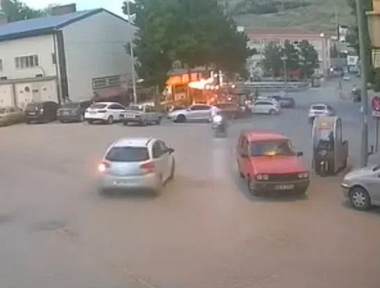 Yahyalı’da otomobil ile motosikletin çarpıştığı kaza kamerada