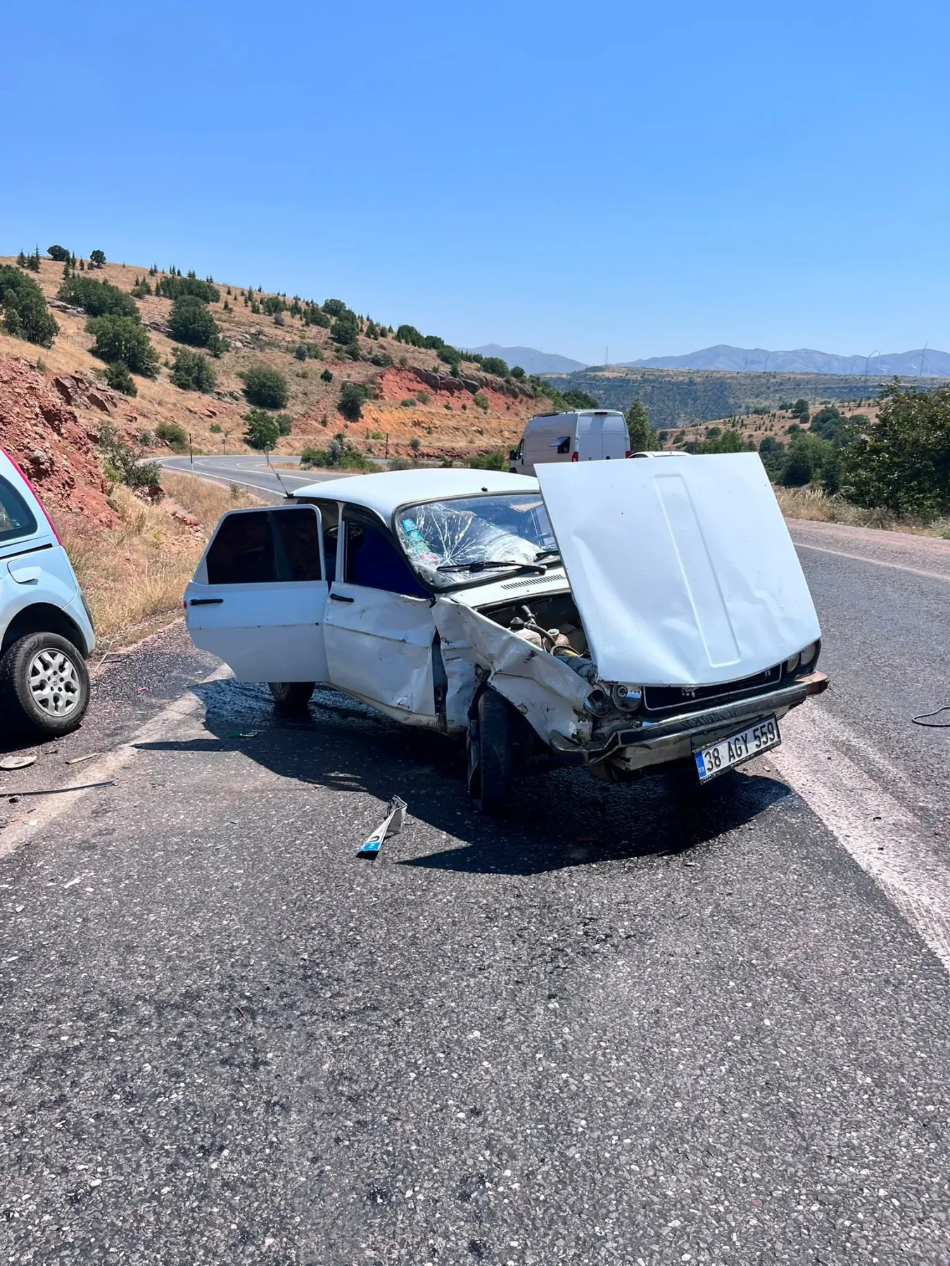 Yahyalı’da hafif ticari araç ile otomobil çarpıştı: 3 yaralı