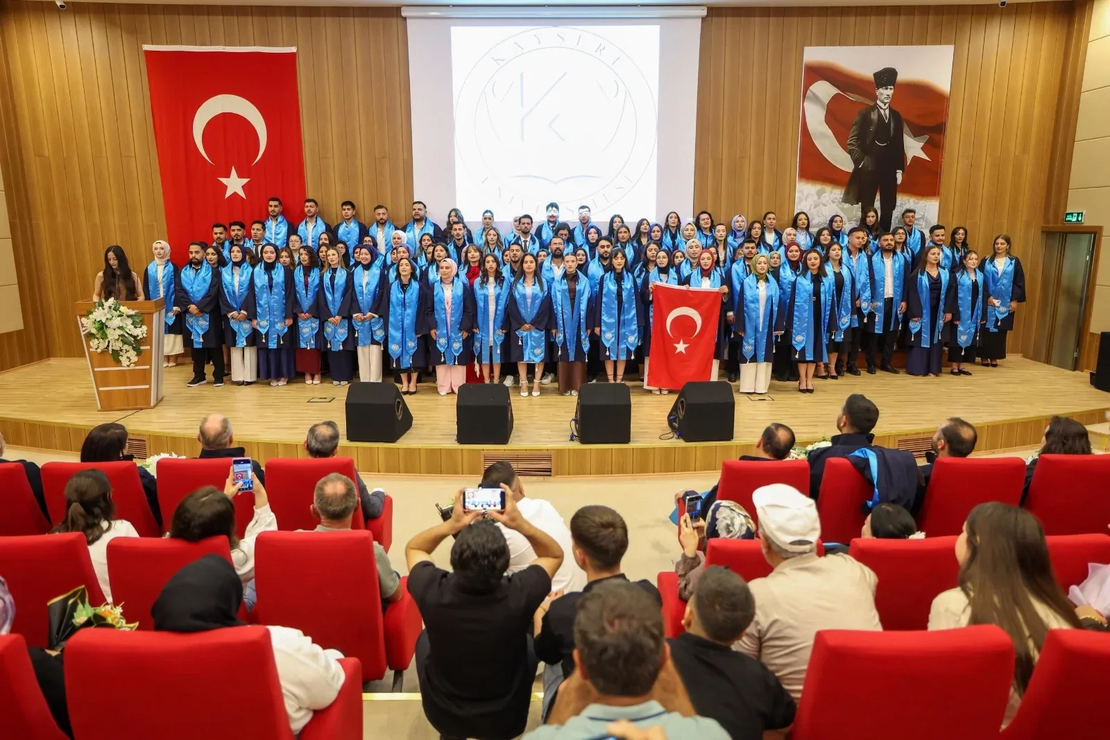 KAYÜ Develi Sosyal ve Beşeri Bilimler Fakültesi'nde mezuniyet ve şed Kuşanma töreni düzenlendi