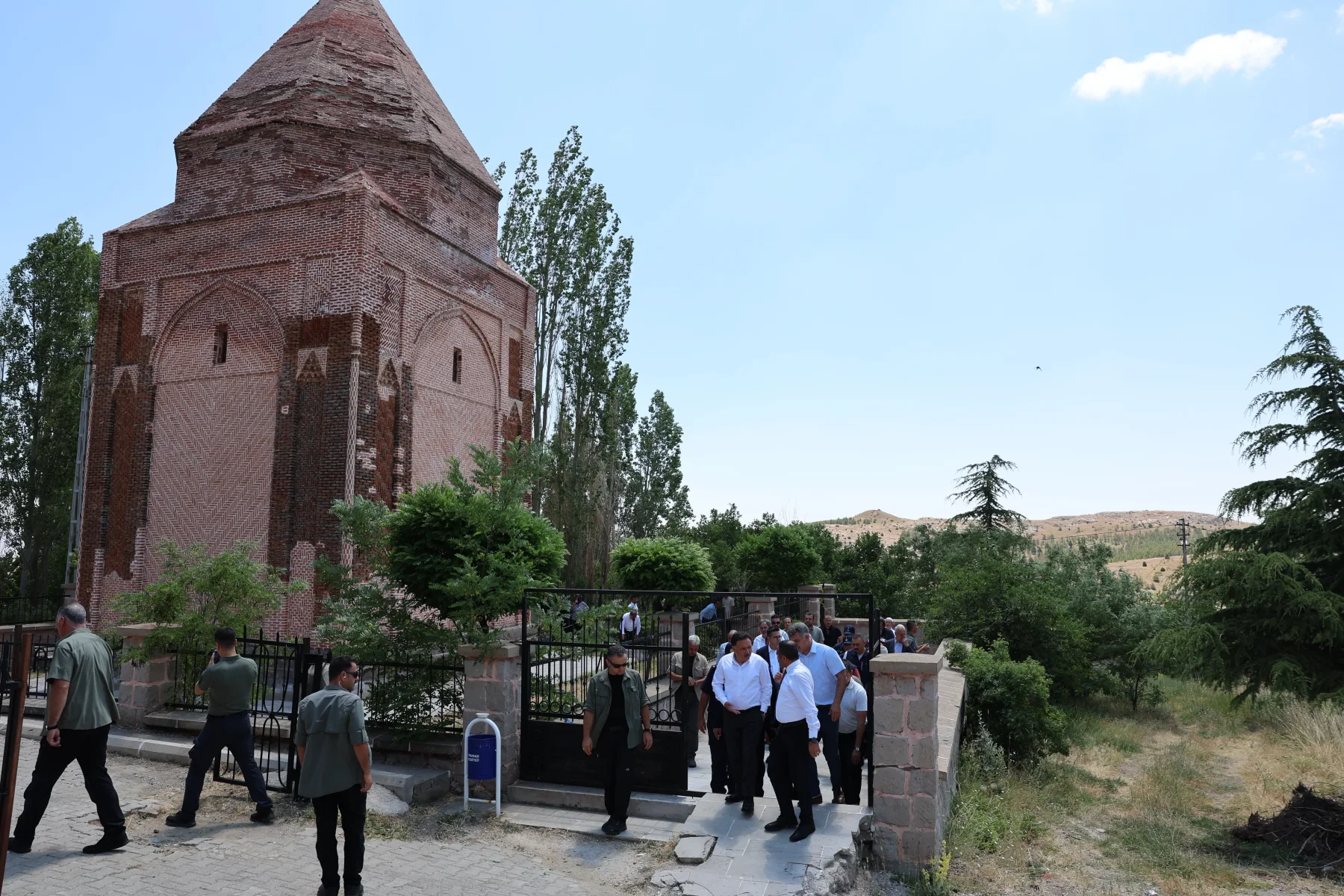 Vali Çiçek ve Başkan Büyükkılıç’tan Melikgazi türbesinde inceleme