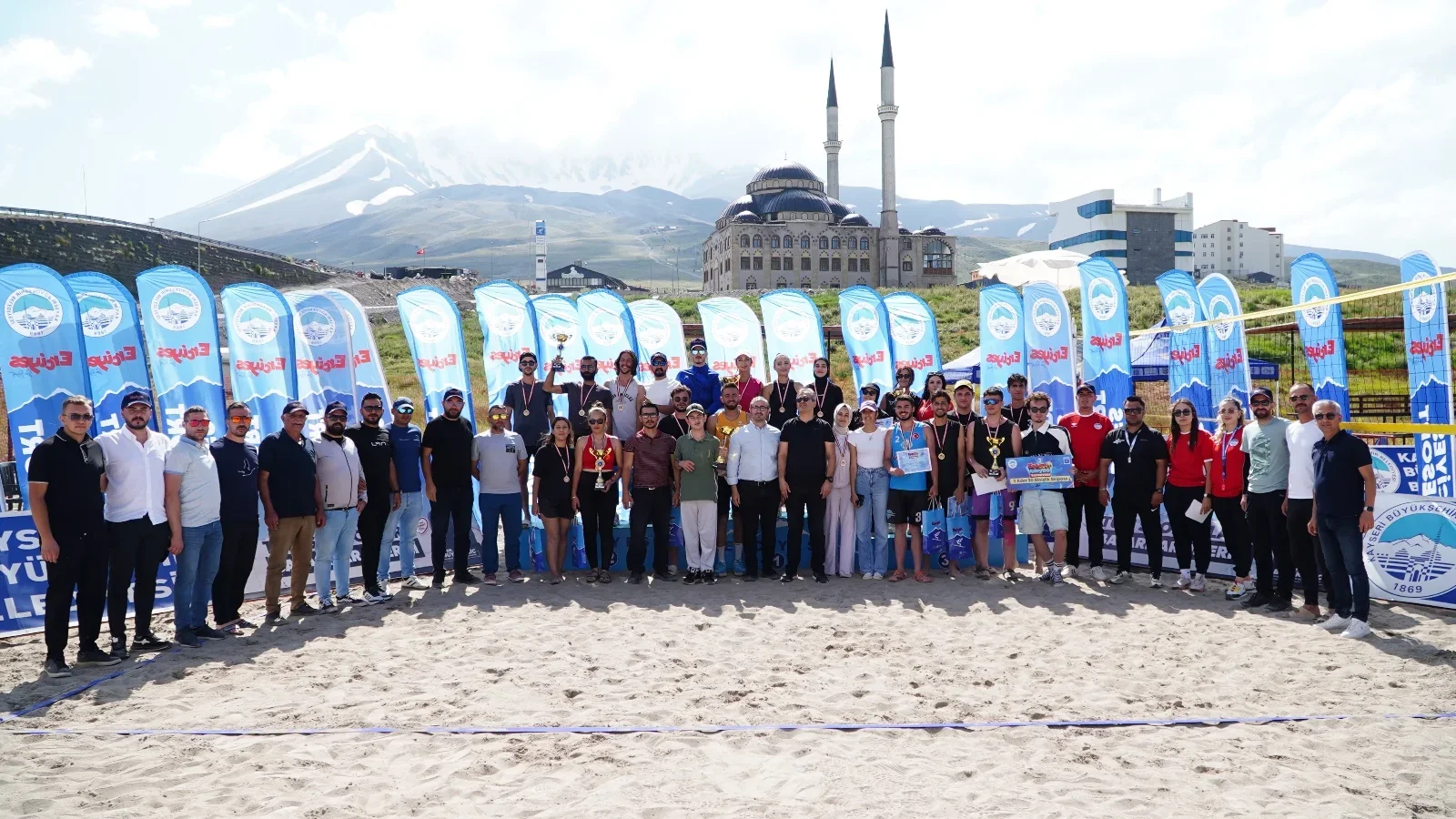 Erciyes’te 2 bin 200 metrede plaj voleybolu heyecanı