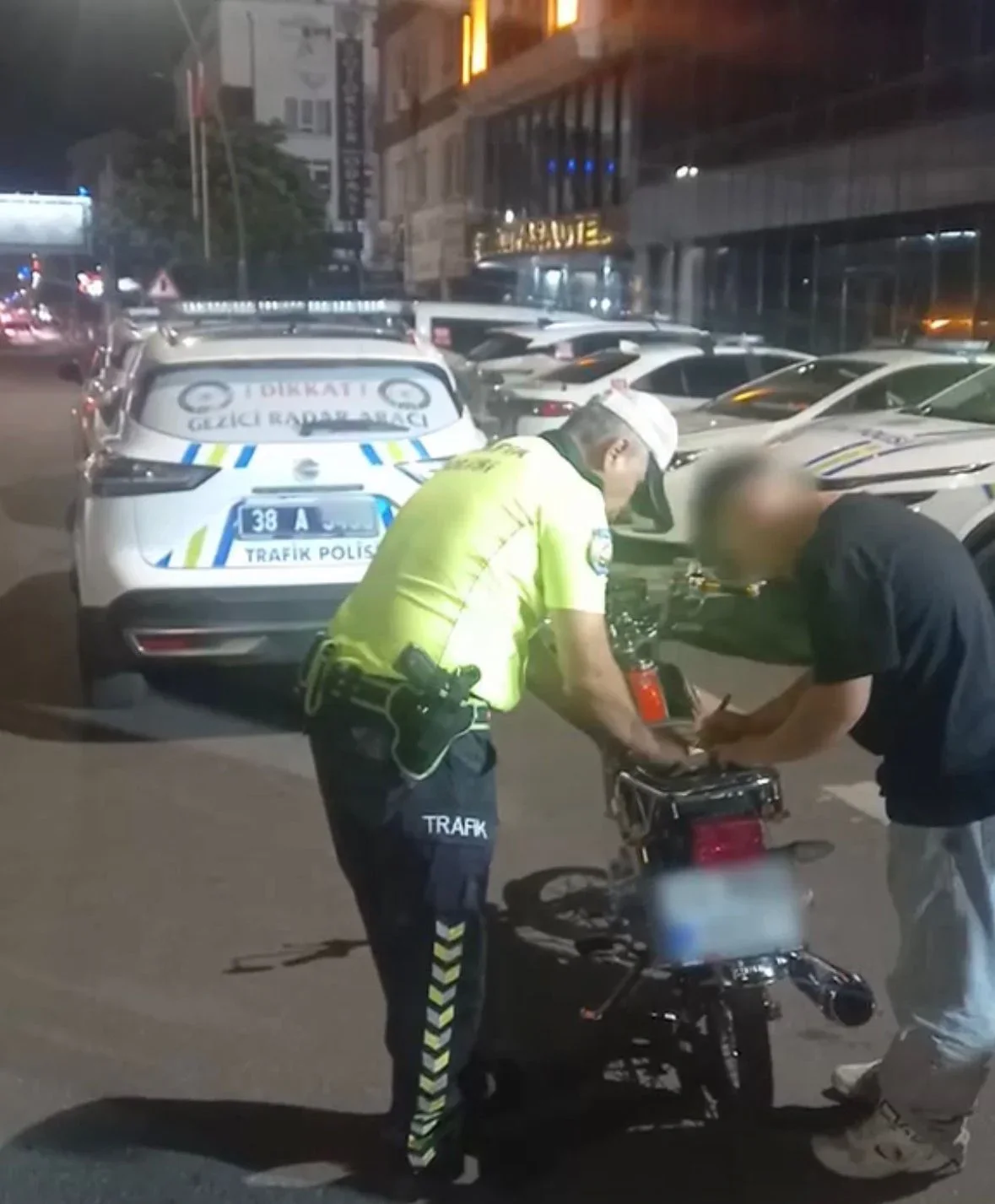 Sosyal medya uğruna trafiği tehlikeye atan 2 motosikletliye 167 bin TL ceza
