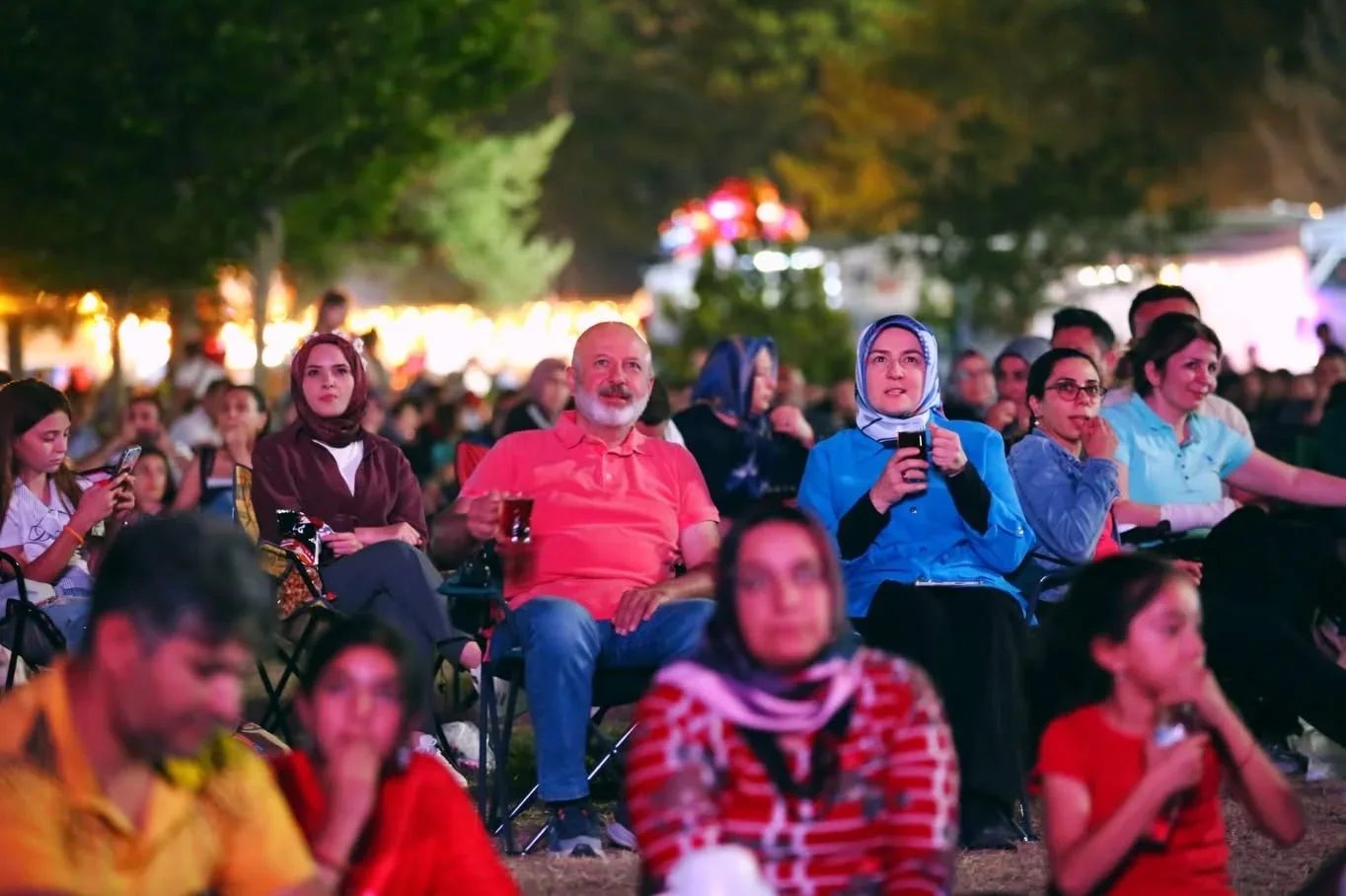 Fuar 38’de Yeşilçam gecesi: Başkan Çolakbayrakdar, vatandaşlarla "Neşeli Günler"i izledi