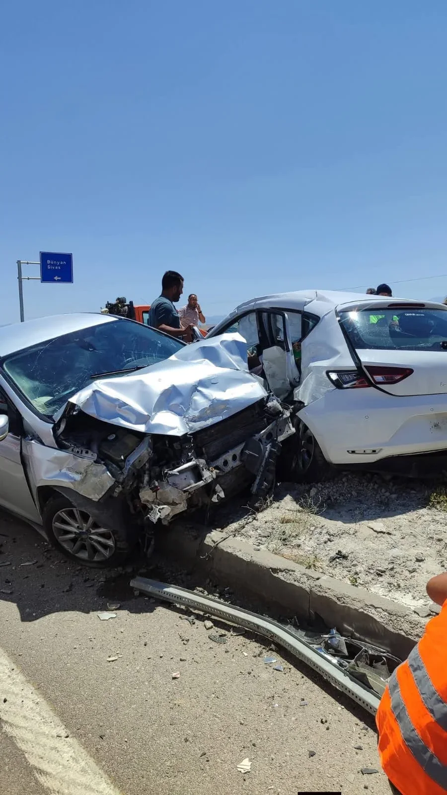 Kayseri’de iki otomobil çarpıştı: 2 ölü, 9 yaralı