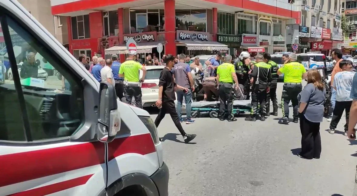 Otomobil ile motosiklet çarpıştı; polis memuru yaralandı