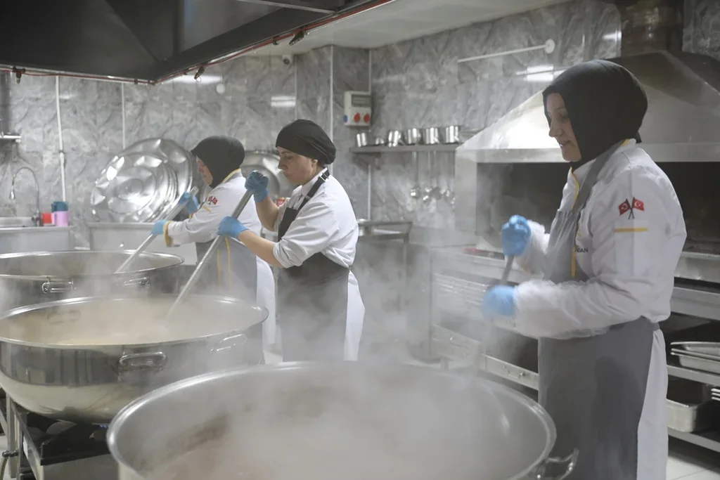 Kocasinan Belediyesi 229 vatandaşın evine sıcak yemek ulaştırıyor