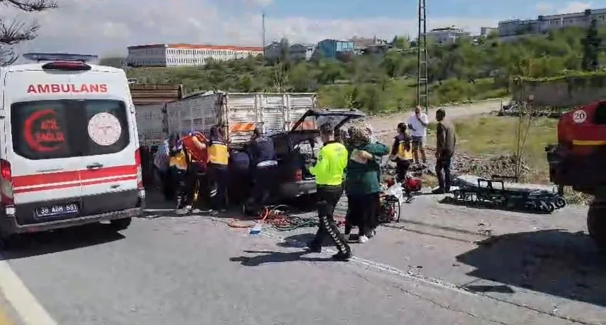 Hacılar’da otomobilin kamyona çarptığı kazada anne öldü, oğlu yaralandı