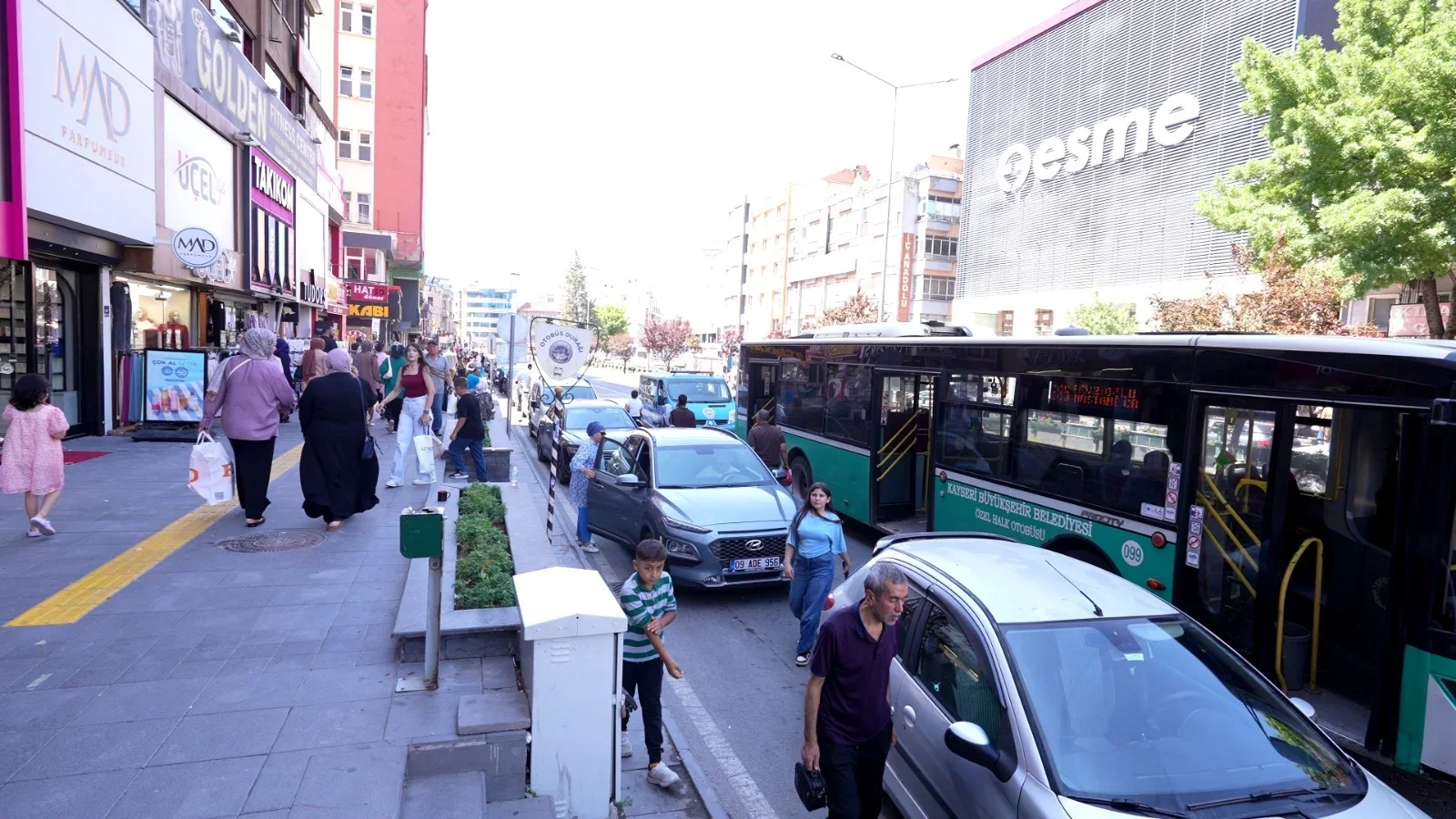 Zabıta'dan otobüs duraklarında hatalı park denetimi