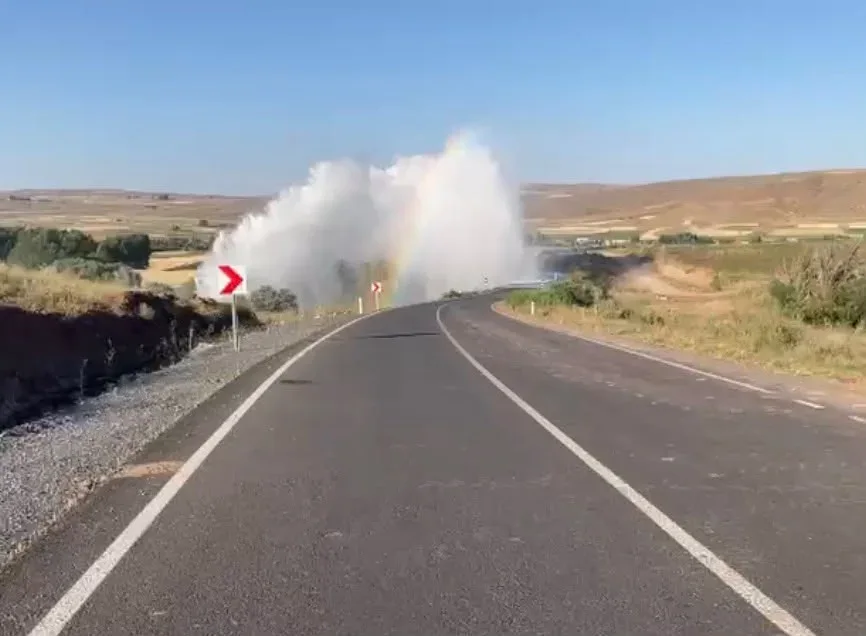 Bünyan’da su borusu patladı, metrelerce yükselen su kamerada