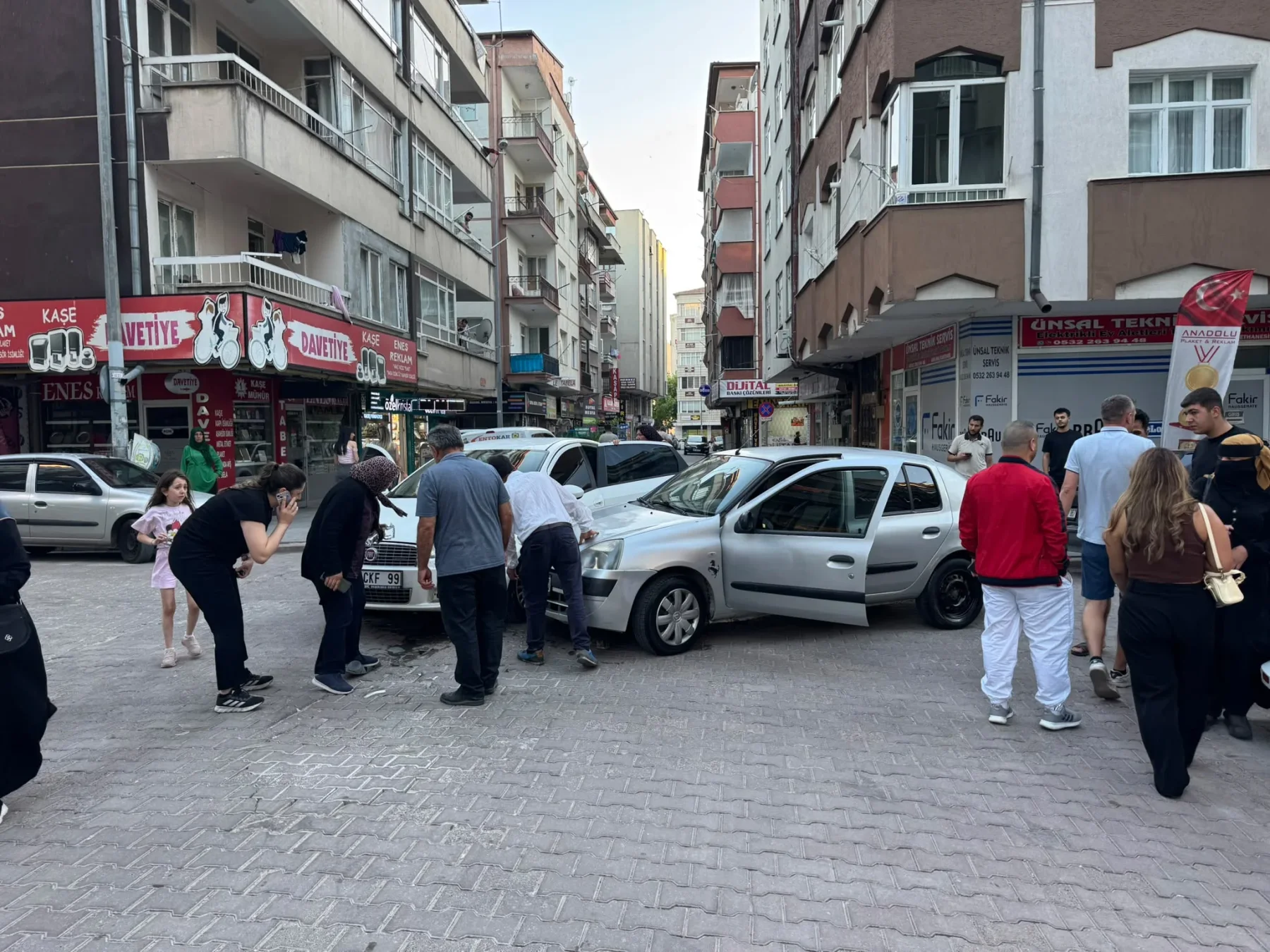 İki otomobilin çarpıştığı kaza hasara neden oldu
