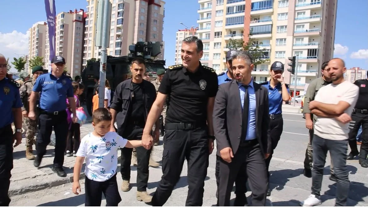 İl Emniyet Müdürü Aydın, şehit polis Murat Akpınar’ın oğlu Çınar’ı ilk eğitim gününde yalnız bırakmadı