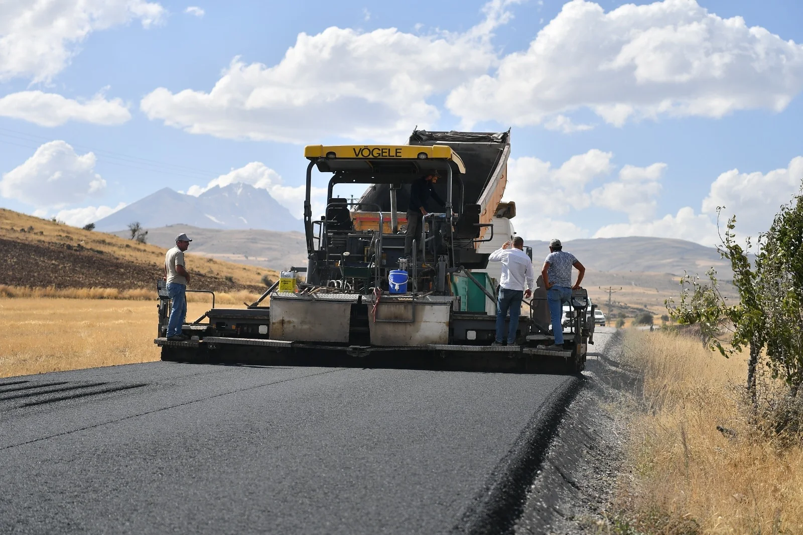 Büyükşehir’den 15 kilometrelik Tomarza-Talas kırsal yolunda asfalt çalışması