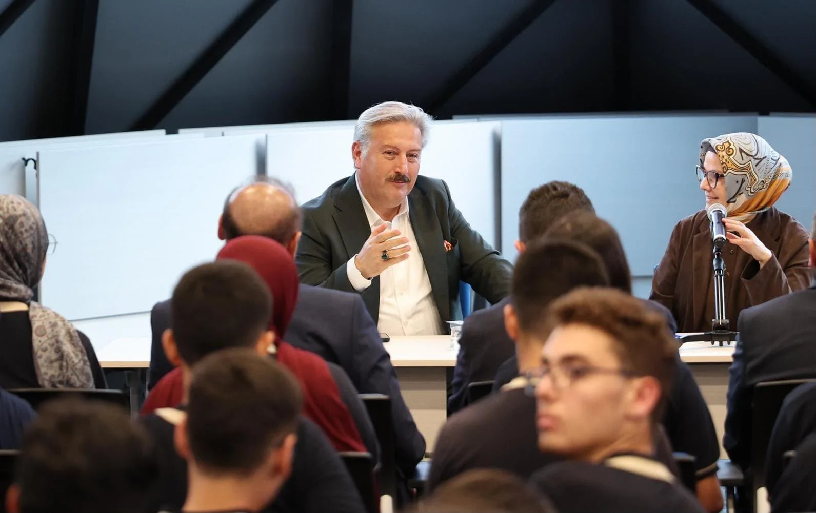 Milletvekili Böhürler, Havacılık Lisesi öğrencileriyle buluştu