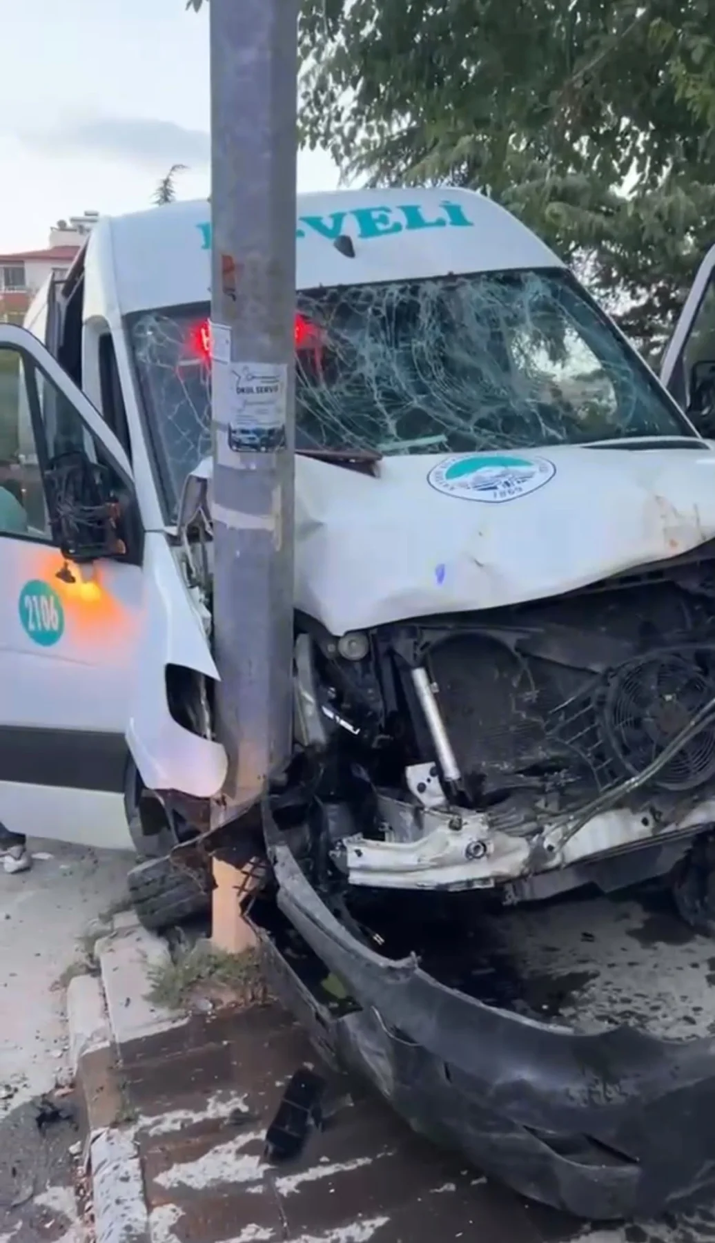Develi’de kontrolden çıkan minibüs taksiyi sürükledi: 2 yaralı
