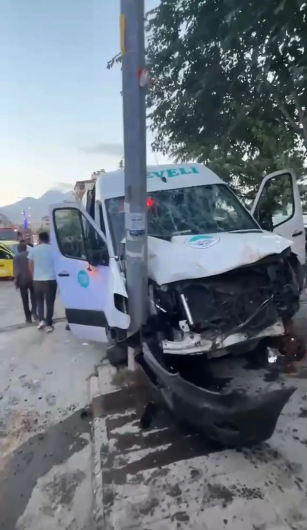 Develi’de kontrolden çıkan minibüs taksiyi sürükledi: 2 yaralı