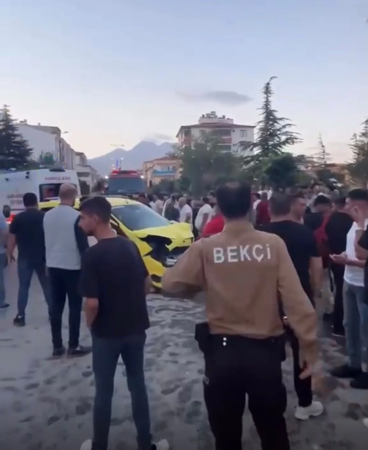 Develi’de kontrolden çıkan minibüs taksiyi sürükledi: 2 yaralı