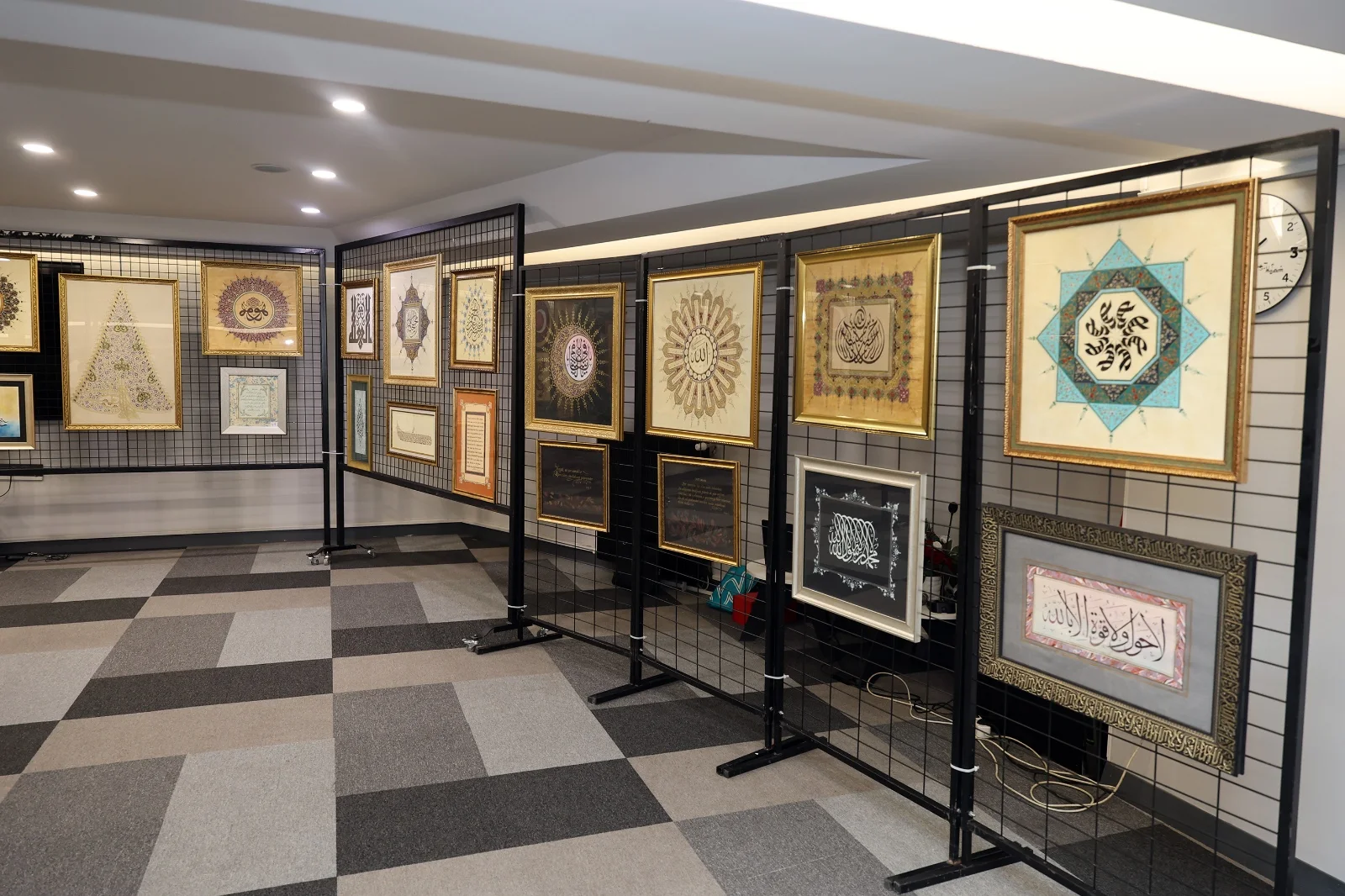 Talas’ta “Tezhip-Hat-Ebru-Yakma Eserler Sergisi” açıldı
