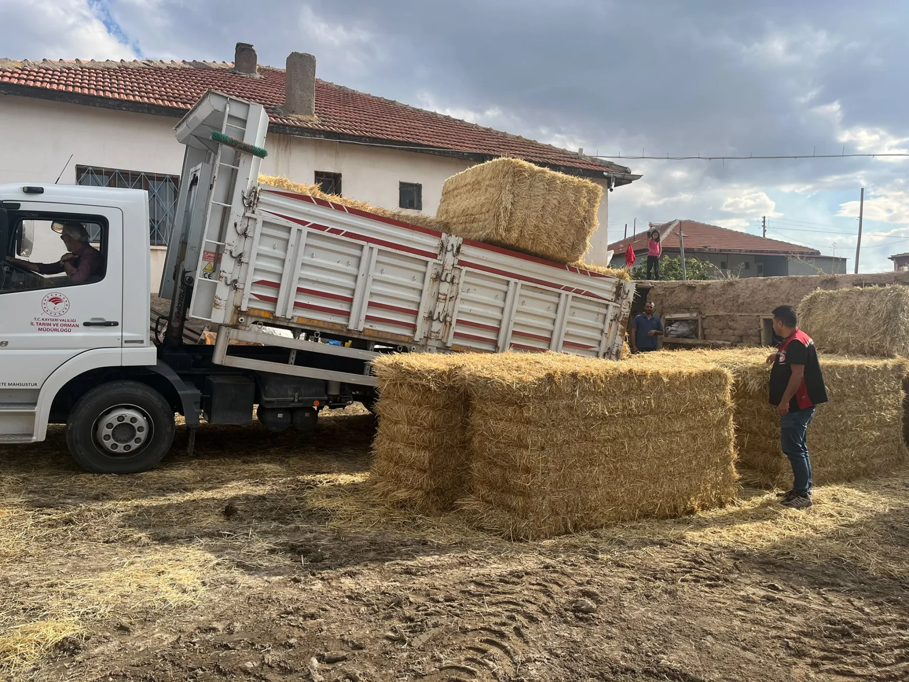 Bünyan’da yangında samanları yanan yetiştiriciye destek