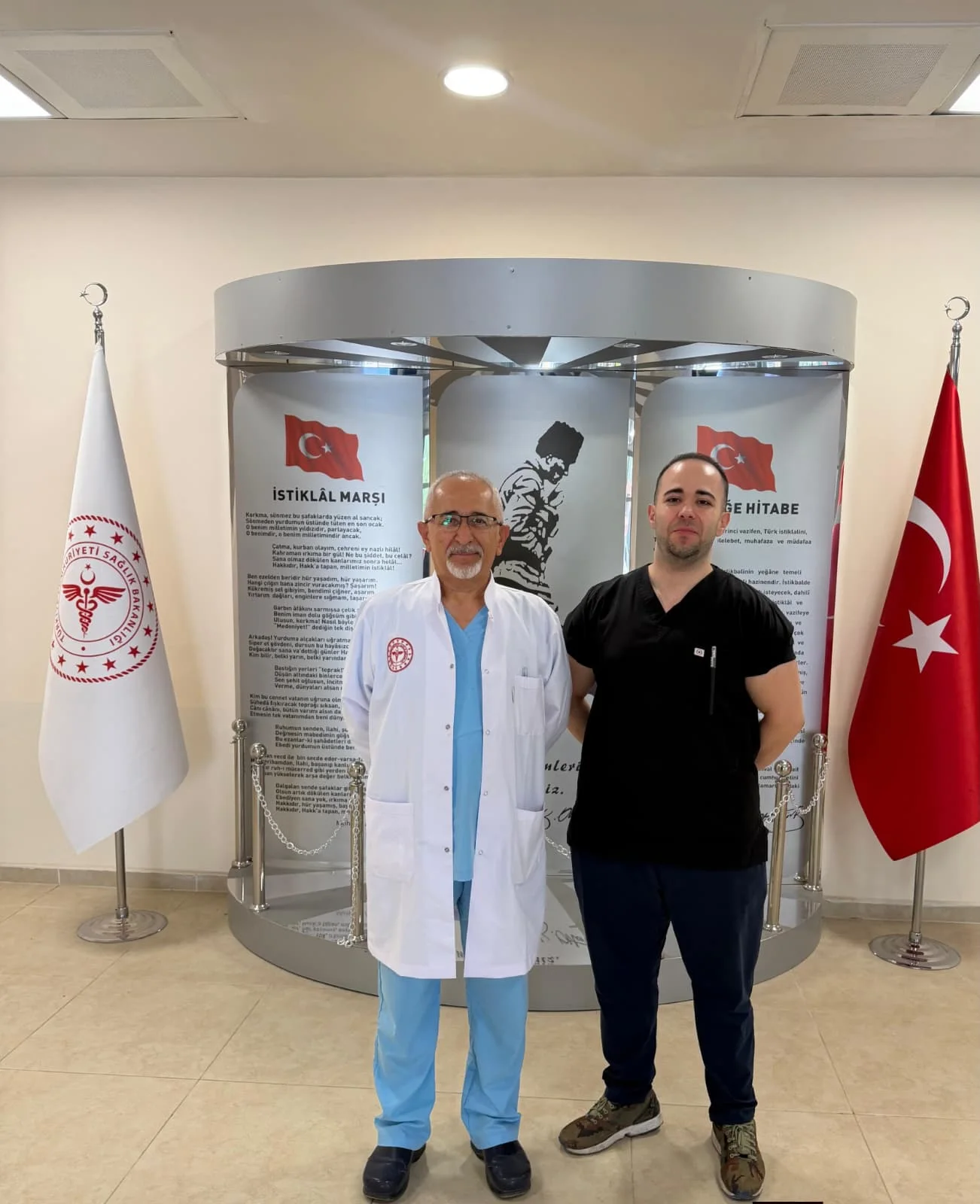 Babalarının görev yaptığı hastanede hekim olarak göreve başladılar