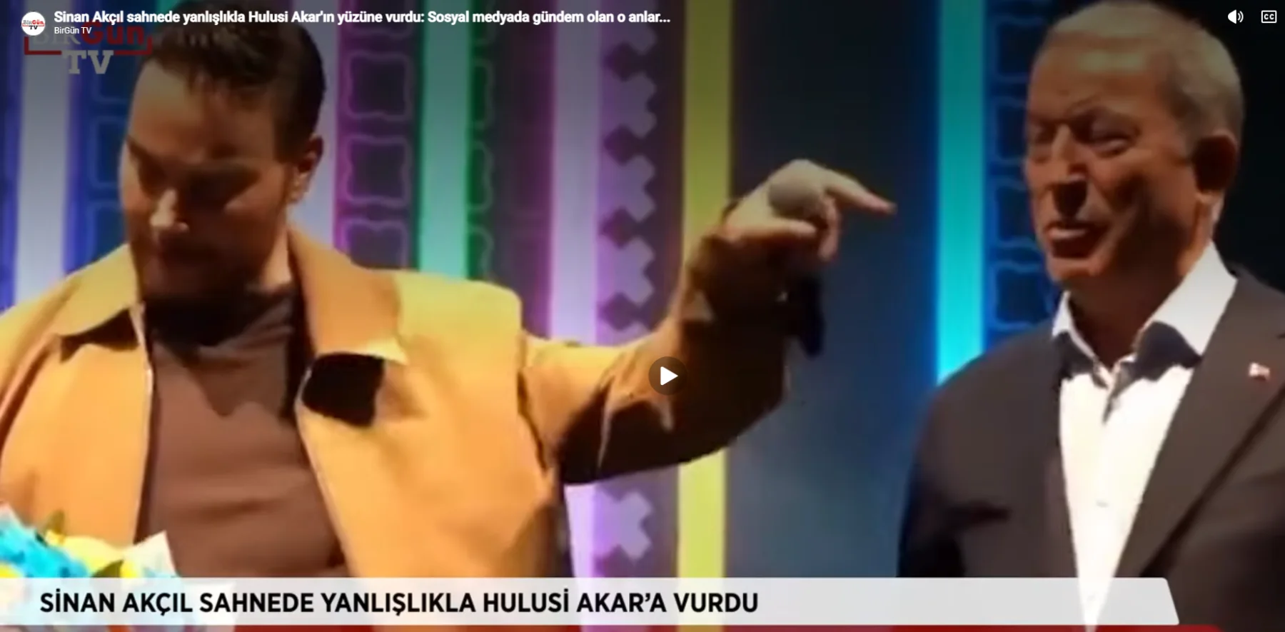 Sinan Akçıl sahnede Hulusi Akar'ın yüzüne yanlışlıkla vurdu