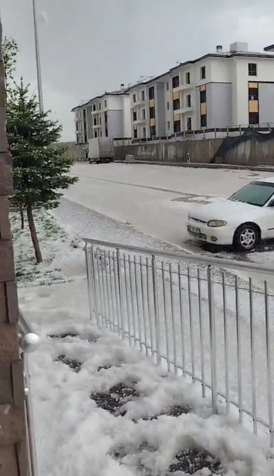 İncesu ilçesinde dolu etkili oldu