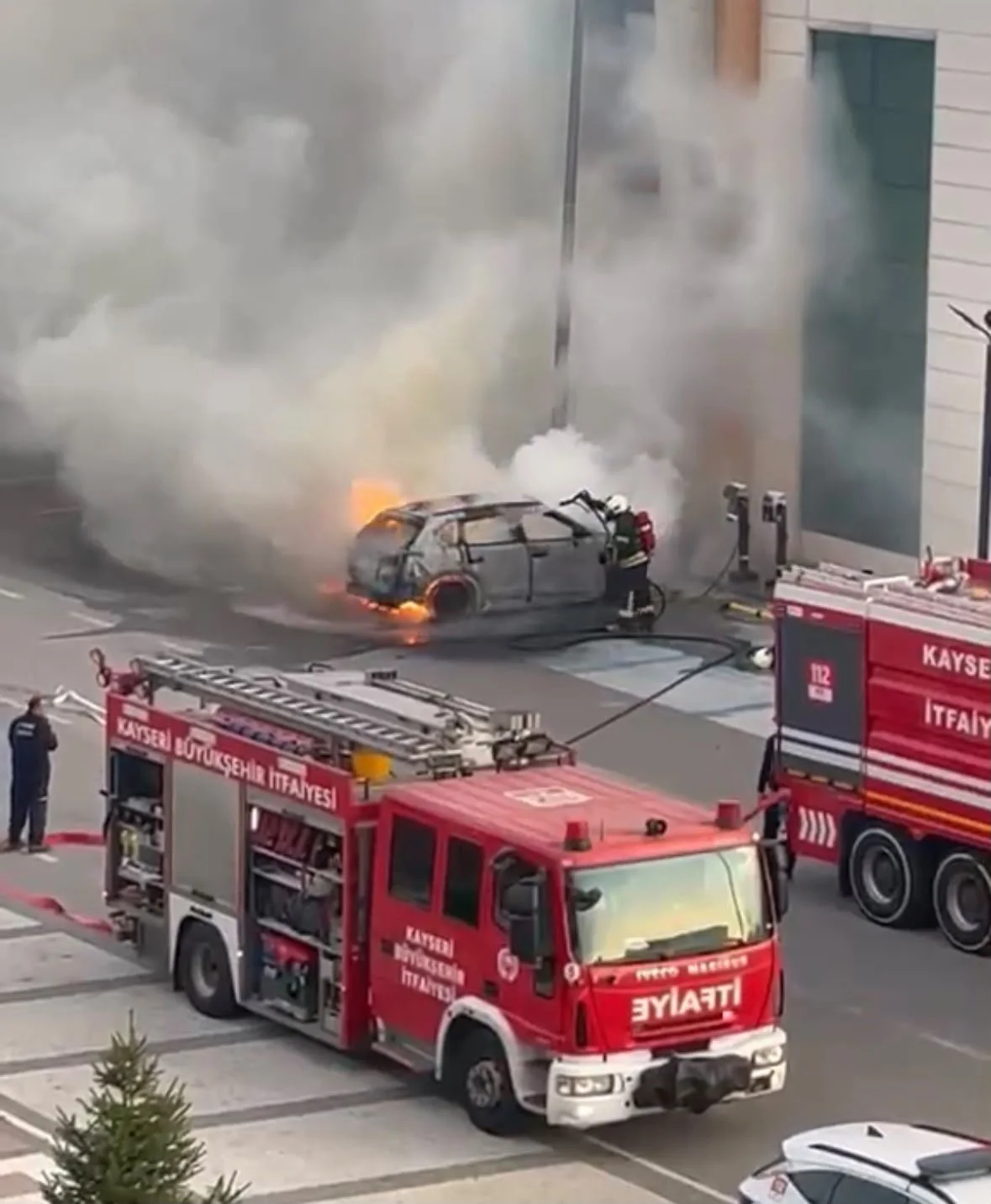 Kayseri’de şarj istasyonunda elektrikli araç yangını