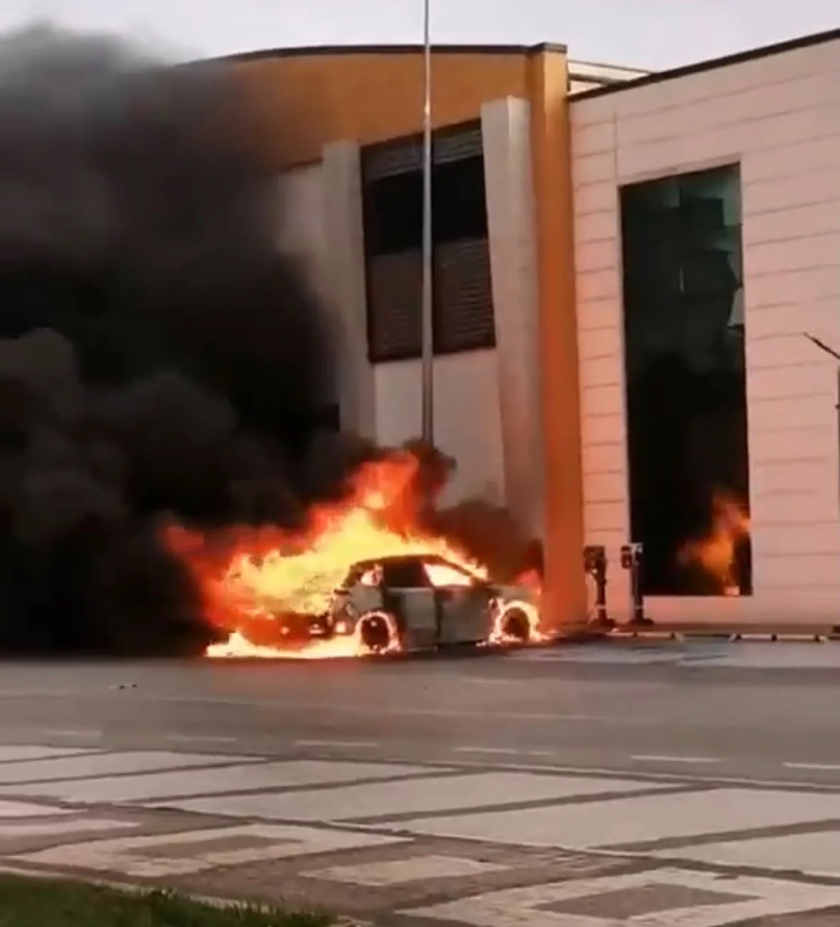 Kayseri’de şarj istasyonunda elektrikli araç yangını