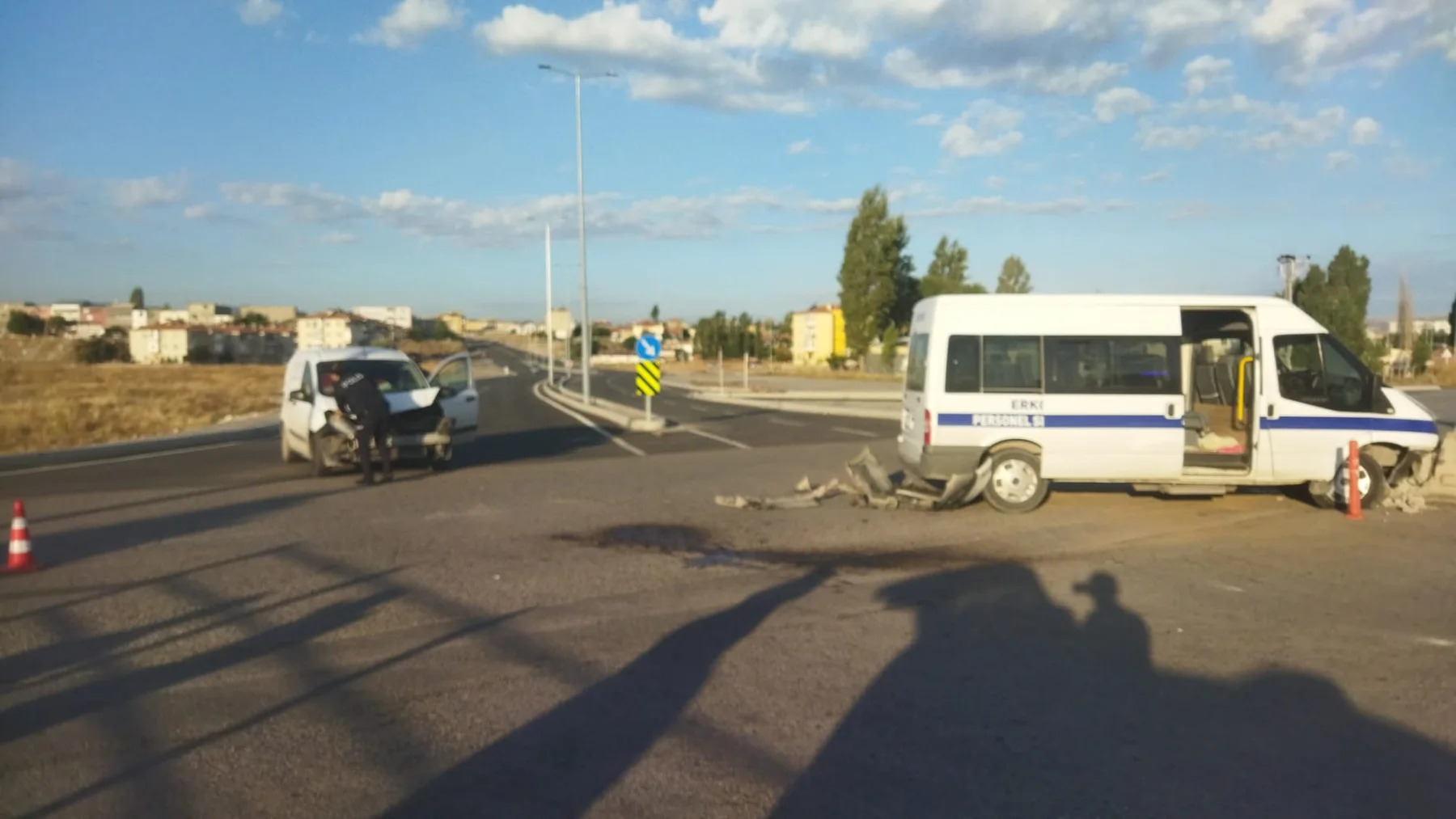 İşçi servisi ile hafif ticari araç çarpıştı: 2 yaralı